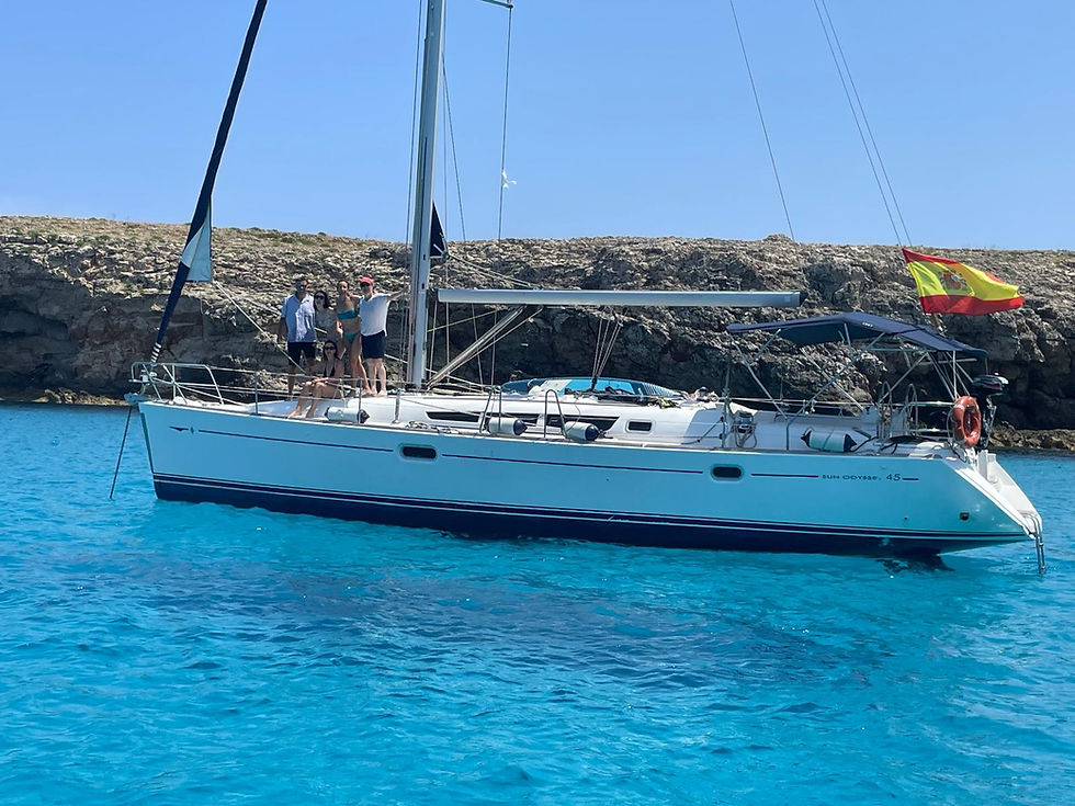 Bienvenidos a la mejor experiencia exclusiva de vuestra vida a bordo de nuestro maravilloso Jeanneau Sun Odyssey 45, un estupendo velero del 2007 para HASTA 7 plazas para dormir y pasar una semana de vacaciones navegando por el precioso archipielago de San Blás, donde no tendrás problemas de espacio y que hará una autentica delicia de vuestras vacaciones y días de RELAX, navegando en familia o con amigos.
Si alguna vez soñaste con surcar preciosas aguas turquesas del Caribe y del Pacifico, despertar con el sol sobre islas vírgenes y vivir el mar en su estado más puro, este es tu barco.
Estamos abiertos a escuchar vuestras peticiones y confeccionar vuestras vacaciones a medida en cualquiera de los rincones de Panamá, ya sea en Caribe como en el Pacífico, somo creadores de experiencias!
Tabla de Paddle surf
gafas de buceo
Los traslados corren por vuestra cuenta pero os podemos ayudar a gestionarlo de la manera más fiable y con un buen precio.
En el suplemento de bebidas podrán ser cervezas, vino o refrescos
¿POR QUÉ ELEGIRNOS?
Porque no es solo un barco, es una experiencia boutique sobre el agua. Su estabilidad, amplitud y diseño inteligente.
Es ideal para una semana en familia, con amigos o una escapada romántica.
Reserva ya y navega como los que saben disfrutar de la vida, no es solo un velero, es el secreto mejor guardado entre el Caribe y el Pacífico para quienes no se conforman con lo típico, un velero con una muy bonita historia detrás y de ahí su nombre, un velero donde podrás crear tu propia historia, te animas a vivirla y mostrarla?
¿QUÉ MÁS LO HACE ESPECIAL?
Espacioso
Piloto automático.
Helice de proa.
Molinete eléctrico
4 camarotes dobles + salón convertible.
Cocina completa
2 baños completos
Solarium en proa y plataforma de baño
Patrón profesional
Fotogénico al 100% (¡Ideal para creadores de contenido ;)!)
PARA QUIEN ES?
Para ti que quieres algo más que "ir de vacaciones"
Para familias, parejas o grupos de amigos que quieran sentirse ricos en TIEMPO, PAISAJES Y LIBERTAD.
El Jeanneau Sun Odyssey 45 encarna la alianza perfecta entre elegancia, confort y prestaciones en el mundo de los veleros. Con su diseño sofisticado y líneas elegantes, este velero ofrece una estética moderna que seduce con su clase atemporal. La espaciosa cubierta está meticulosamente diseñada para facilitar la navegación y maximizar el espacio exterior, con una acogedora cabina, áreas de descanso bien equipadas y una generosa plataforma de baño. El interior del velero refleja una armoniosa combinación de estilo y funcionalidad, con lujosos camarotes, un luminoso salón y una cocina equipada. El Jeanneau Sun Odyssey 45 destaca por sus prestaciones marinas, propulsado por la fuerza del viento, lo que lo convierte en la opción preferida para cruceros cómodos y aventuras en el océano. Su casco estable y su aparejo bien equilibrado garantizan una experiencia de navegación tranquila, mientras que el interior ofrece un lujo refinado para relajarse después de días de navegación. Con su combinación de diseño elegante, comodidad y rendimiento marino excepcional, el Jeanneau Sun Odyssey 45 ofrece una experiencia de navegación inolvidable.
Incluye el capitán y gasolina.