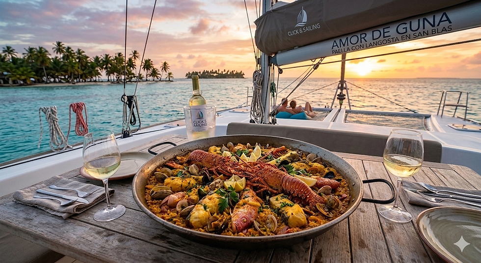 Una gran paella de mariscos con langosta entera servida en una mesa de madera sobre la cubierta de un catamarán, con copas de vino blanco y el atardecer en las islas de San Blas de fondo.