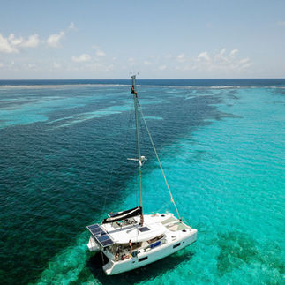 Ein Luxuskatamaran, der in der Nähe der abgelegenen Insel San Blas vor Anker liegt und von kristallklarem Wasser umgeben ist.