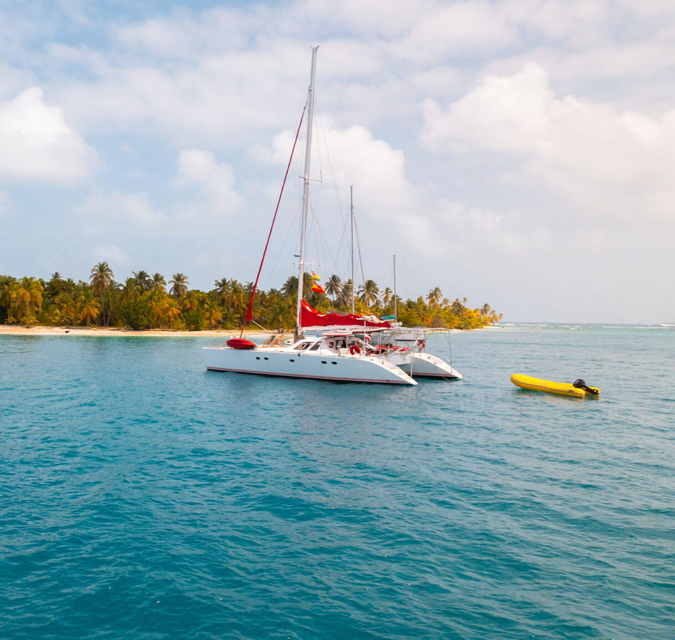 ¡Navega hacia el paraíso en nuestro Catamarán Lagoon 55!

Disfruta de una experiencia única en las Islas San Blas a bordo de nuestro espacioso catamarán de 16 metros, diseñado para ofrecerte máxima comodidad, seguridad y privacidad.

🌟 Características principales:

4 camarotes con baño privado y ducha en cada uno:

3 camarotes con cama doble.

1 camarote individual con literas (ideal para niños o acompañantes).

Aire acondicionado en salón y todos los camarotes.

Capacidad para 6 huéspedes + 3 tripulantes (para un servicio personalizado y exclusivo).

⚓ Barco reacondicionado y en excelente estado:
Aunque no es un modelo nuevo, ha sido completamente renovado para garantizar tu comodidad y seguridad. Su diseño garantiza estabilidad incluso para quienes sufren mareos, y su amplio espacio te permitirá relajarte como mereces.

👨‍👩‍👧‍👦 Ideal para familias o grupos:
Con zonas amplias para disfrutar del sol, el mar y las increíbles vistas de San Blas, este catamarán es perfecto para vivir una aventura inolvidable con tus seres queridos.

🛥️ Tripulación dedicada:
Contarás con 3 tripulantes profesionales (capitán, marinero y chef) que se encargarán de todos los detalles para que tú solo te dediques a disfrutar.

🌴 Todo incluido:

Alimentación: 3 comidas al día + snacks.

Bebidas: agua, refrescos, jugos, café y cervezas frías.

Equipo de snorkel, kayak y paddle board.

Recorrido por las islas más paradisíacas de San Blas.

📣 ¡Reserva ahora y vive una experiencia única en un catamarán con relación calidad-precio insuperable!

¡Un viaje soñado a un precio accesible!

#SanBlas #CatamaránLagoon #AventuraFamiliar #OfertaEspecial #ParaísoCaribe