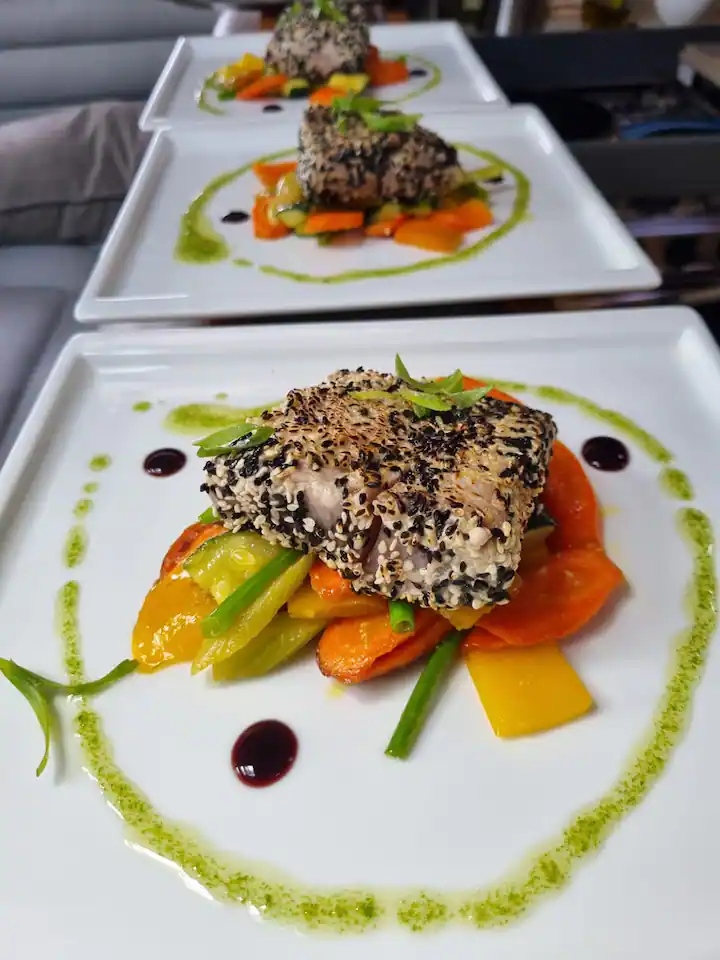 cocinan nuestros chef abordo de veleros y catamaranes