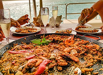 Paella de marisco en catamaran