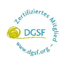 Dajana Vujinovic, Systemische Therapeutin & Familientherapeutin (DGSF), lächelt in die Kamera