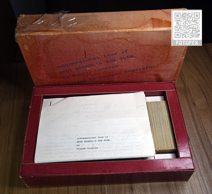 This uncommon stereoviewer comes in a red cardboard box with the following title : 3 Dimensional Tour of Andy Warhol's New York by Ronnie Cutrone edited by Luciano Anselmino. The box is alas not in very good condition...