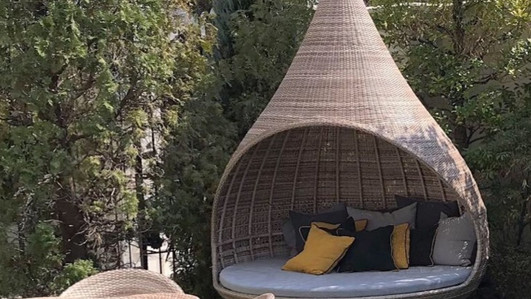 なんばパークスの家具店ハグ購入のディスプレイ用バリ島の花瓶 なんば