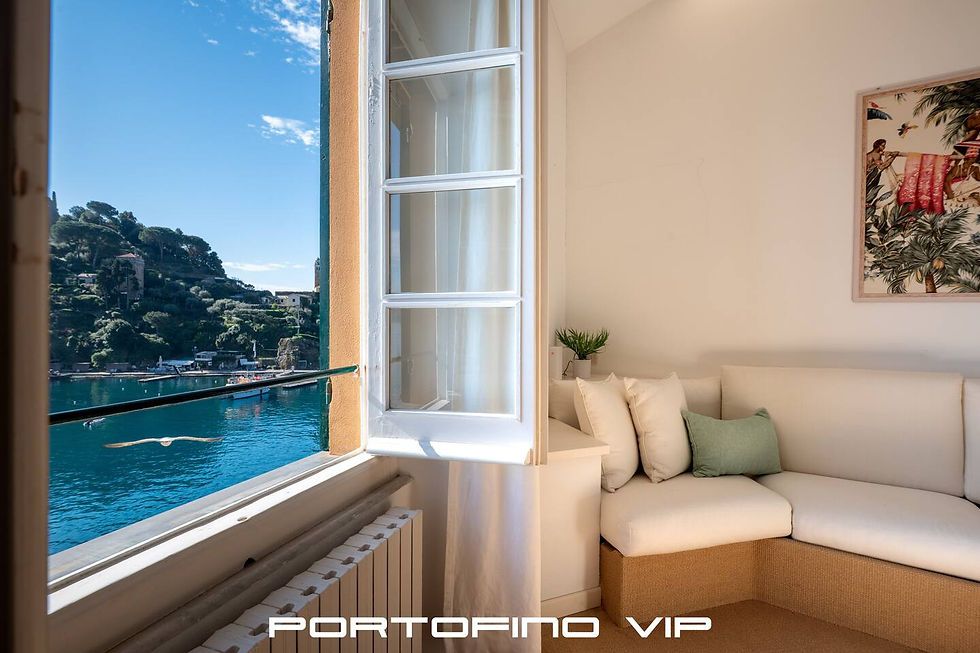 Appartamento Over the Sea a Portofino – finestra aperta sulla baia con luce naturale e arredo elegante