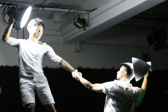 [中]《你開 ︳關了燈？》— 你靠光暗左右哪邊站