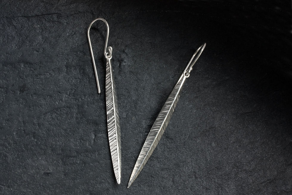 Miniaturbild: Lange, leichte Ohrringe aus Silber 925, gehämmert.