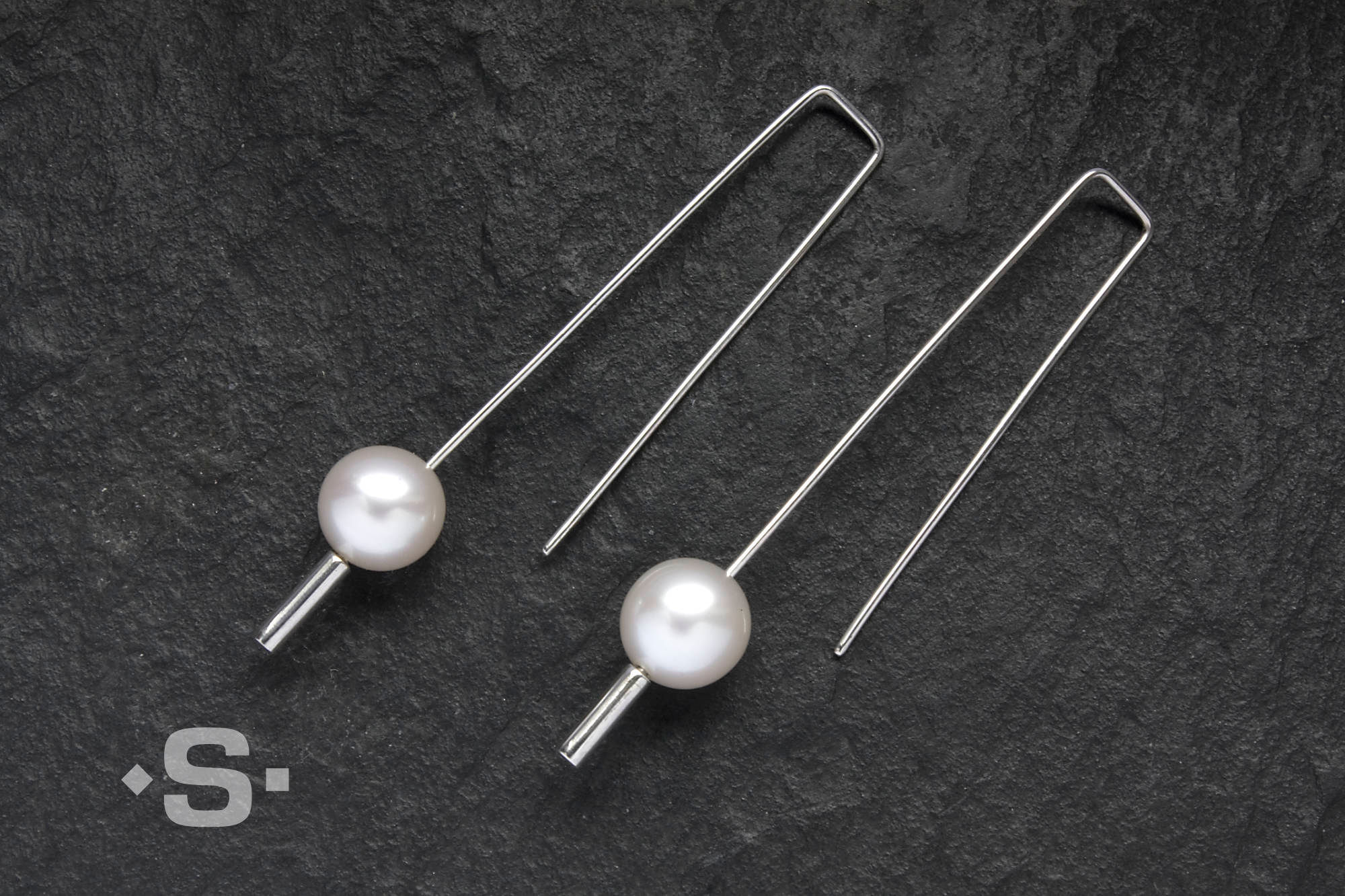 Perlen Ohrringe mit echten, weißen, runden Perlen. Silber 925