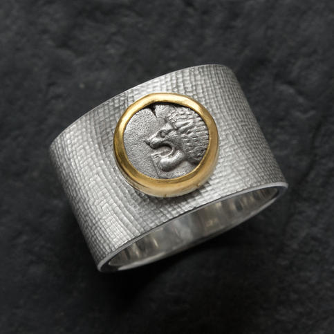 Münzring mit echter antiker griechischer Silber-Münze mit Löwen-Motiv. Ringschiene aus Silbr 925. Fassung der Münze aus Gold 900.