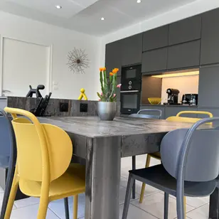 Cuisine contemporaine avec îlot, table attenante, plan de travail Dekton Trilium et Coffee Bar, conçue par Studio G-Design.