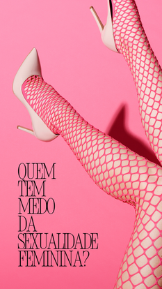 Pernas femininas com meia arrastão rosa e um salto alto branco, para cima, com a legenda "quem tem medo da sexualidade feminina" escrita na parte esquerda da foto