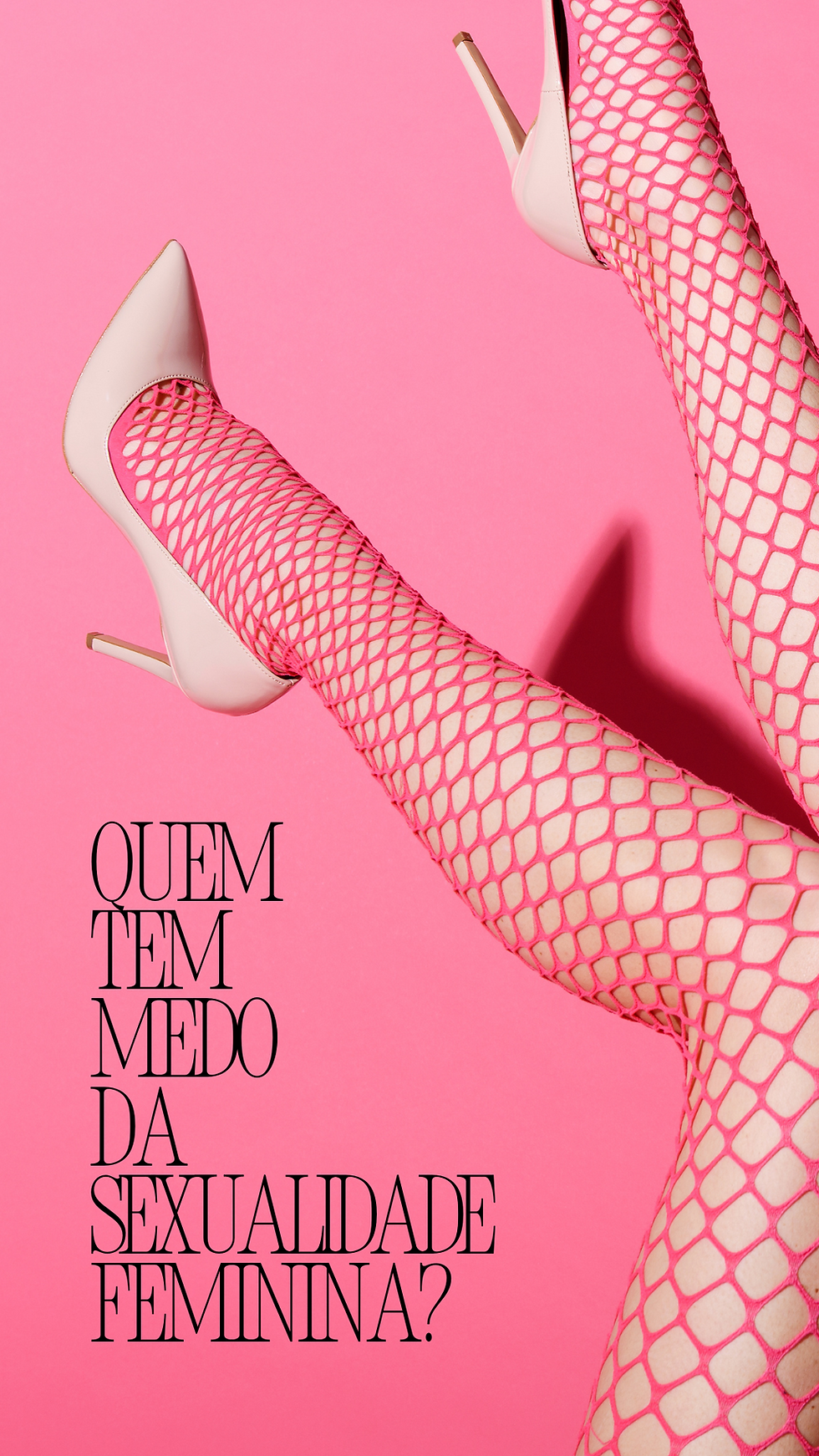 Pernas femininas com meia arrastão rosa e um salto alto branco, para cima, com a legenda "quem tem medo da sexualidade feminina" escrita na parte esquerda da foto