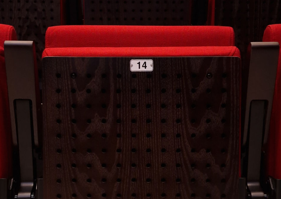 Rad av røde seter sett forfra