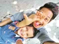 ފިލްމީތަރި ދޮން އައްޔައަށް ބައްޕަ ކިޔައިފި