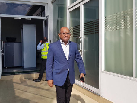 ރައްޔިތުން ފައިސާތައް ތަޅާ ބުރުވުމަށް ފަހުން މިނިސްޓަރ ޝާހިދު ރާއްޖެ ވަޑައިގެންފި