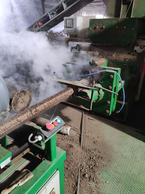 In einem mehrstufigen Produktionsverfahren werden unsere Bio-Pellets und Bio-Briketts veredelt.