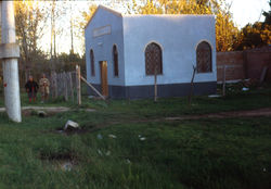 Dos ancianas frente al templo.jpg