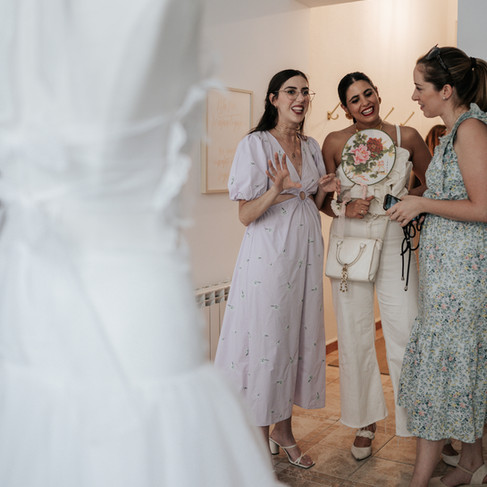 Elena Acus complementos, Ángela Pedregal y Anais Martínez hablando