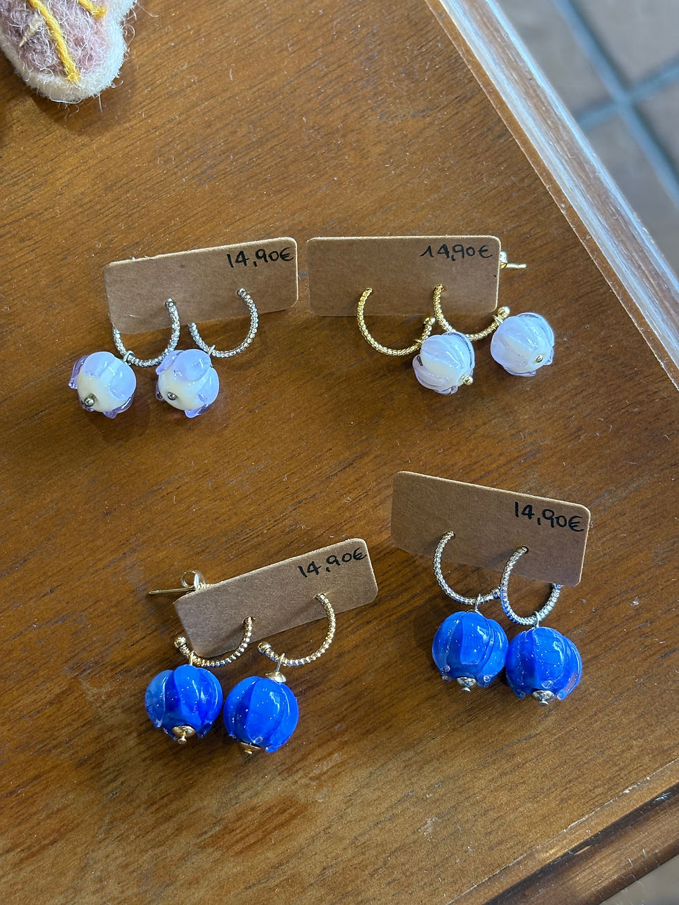 Miniaturbild: Ohrringe mit Blüten-Glasperle in blau oder flieder, gold oder silber, Edelstahl