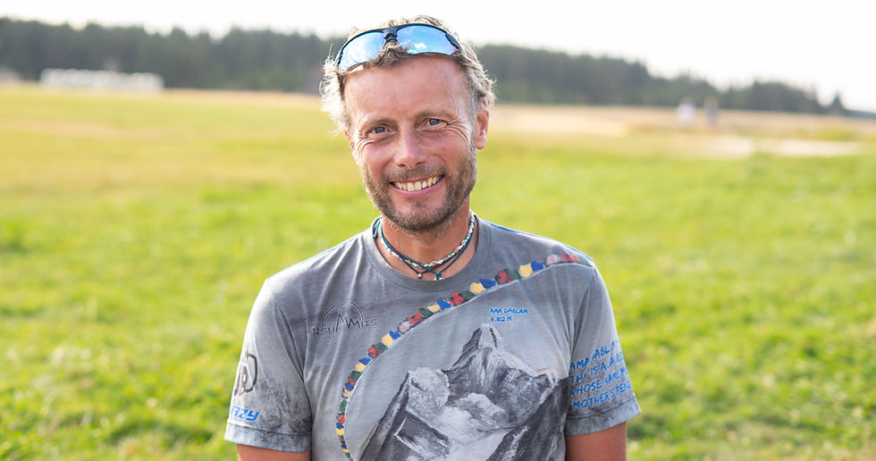 Horolezec Tráva o kyslíku na Broad Peaku i o Peakfestu