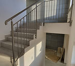 Balustrada harfa metalowa przy schodach w nowoczesnym domu w Radomiu