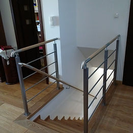 Zewnętrzna balustrada ze stali nierdzewnej przy schodach wejściowych domu w Radomiu