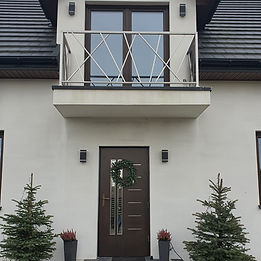 Balustrada balkonowa ze stali nierdzewnej na elewacji domu w Radomiu