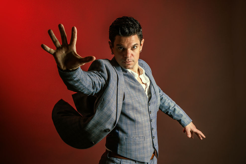Gilles Kappeo Magicien Mentaliste la main tendu vers vous