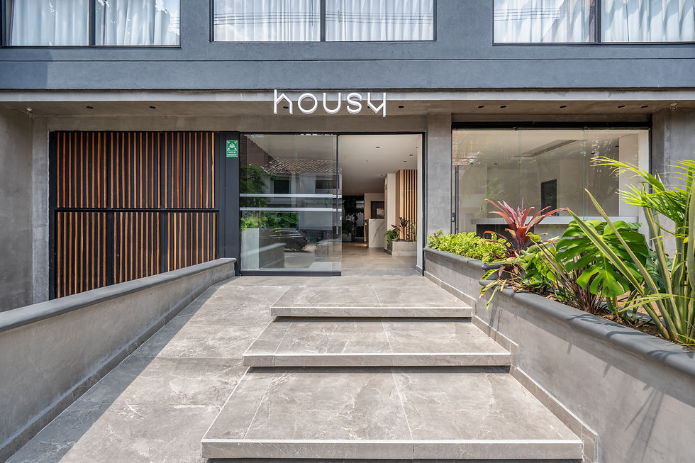 HOUSY LAURELES