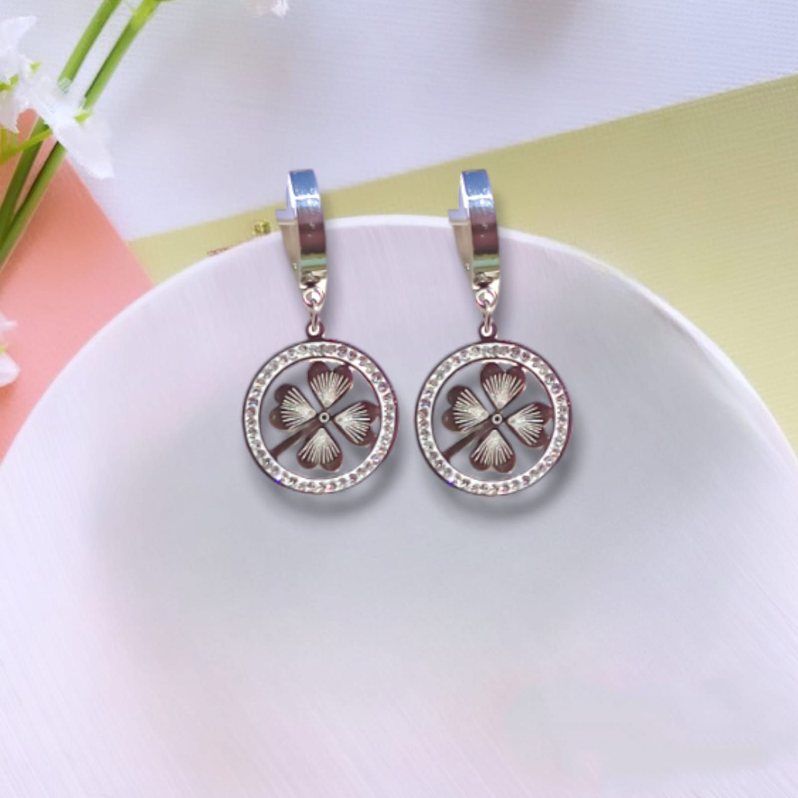 Çelik Gold Renk Yonca Zirkon Taş Küpe