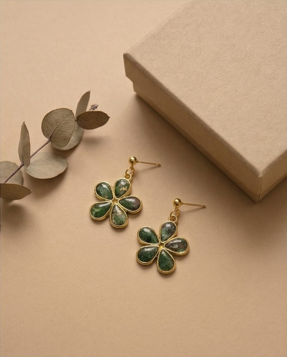 Yeşil Papatya Polimerkil &Epoksi Tasarım Küpe( çivi paslanmaz çelik)