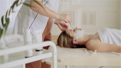 Limpeza de pele com máscara facial