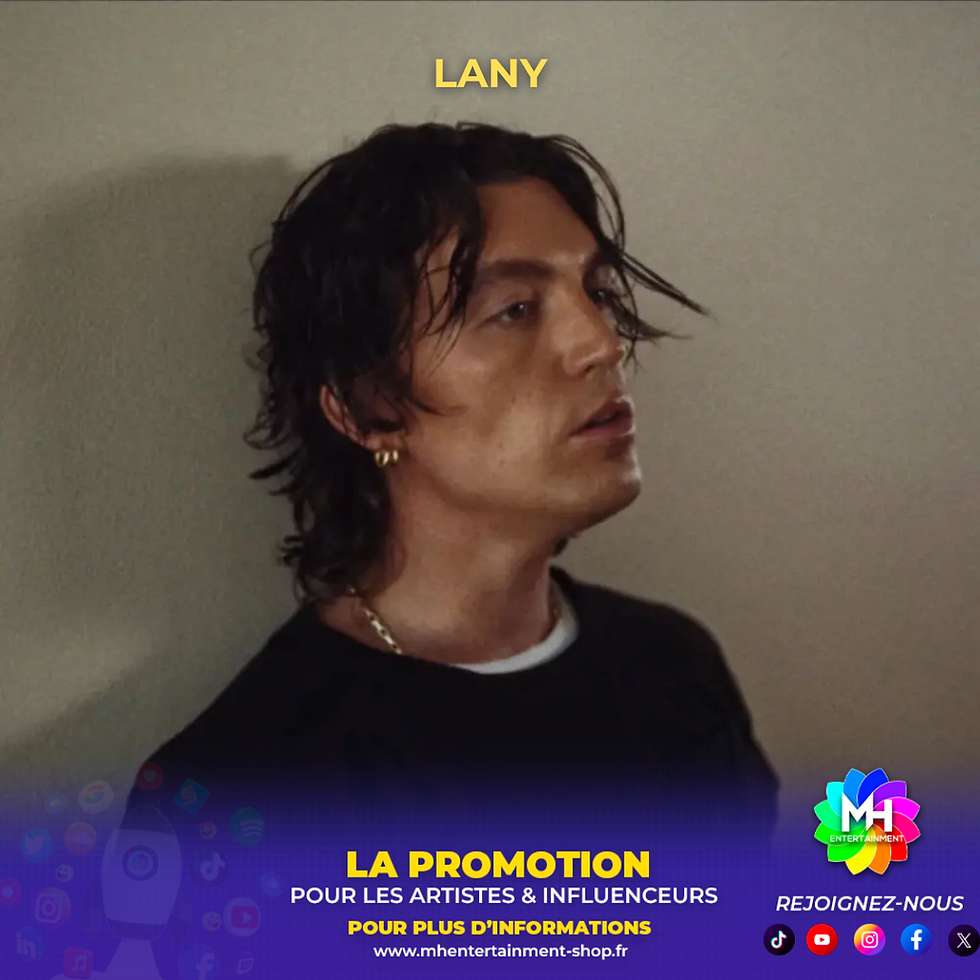 LANY seul dans le clip "Last Forever", l'air accablé et pensif, reflétant la douleur et la mélancolie du morceau dans une atmosphère cinématographique.