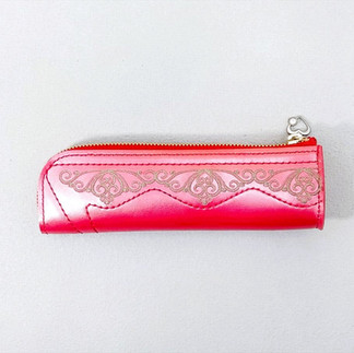 パールレッド色ランドセルをペンケースへリメイクした制作例|アトリエタカ