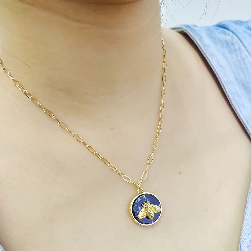 الصورة المصغرة: Bee on the Jewel Necklace