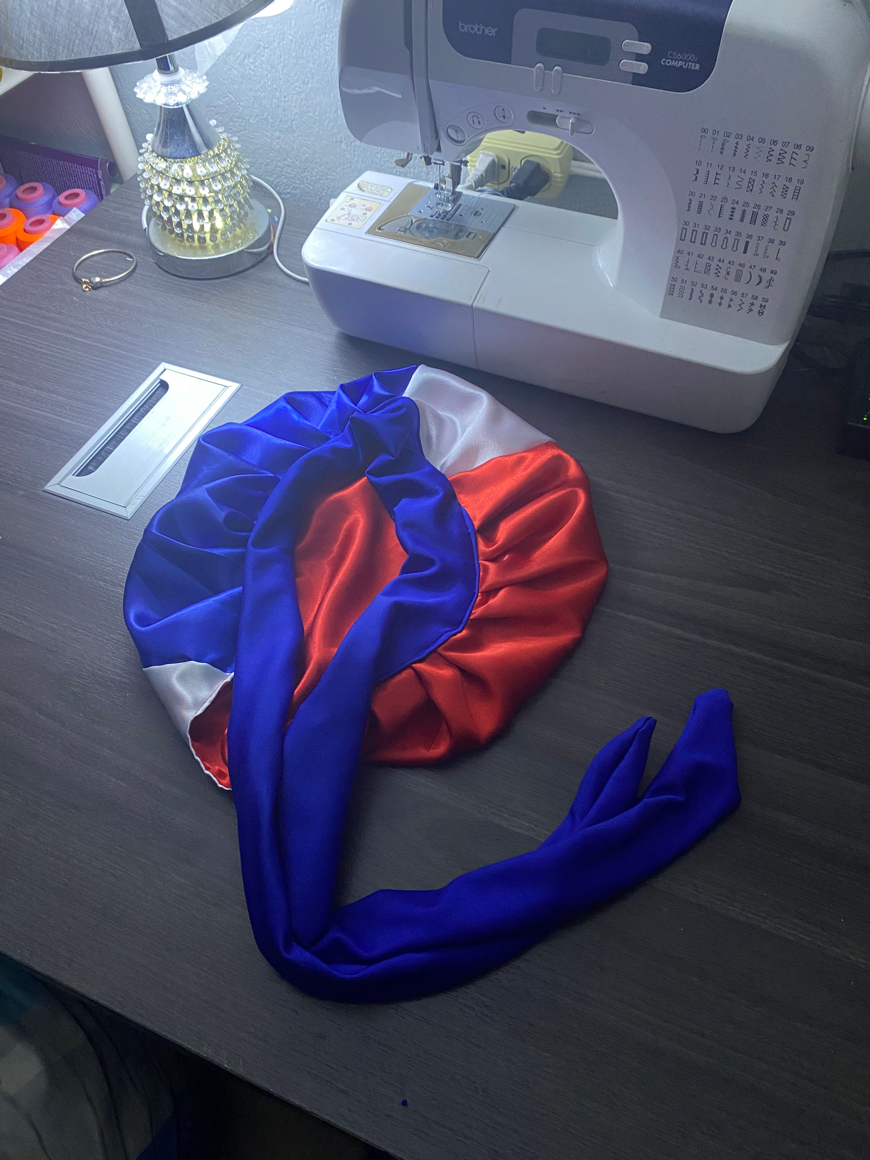 France Adjustable Tie Bonnet