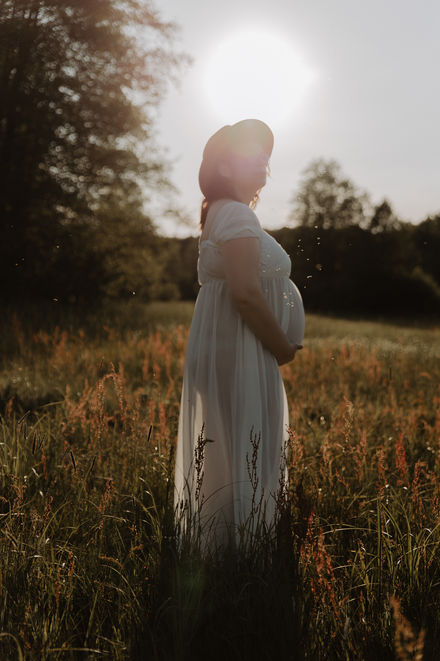 schwangere Frau mit Kleid