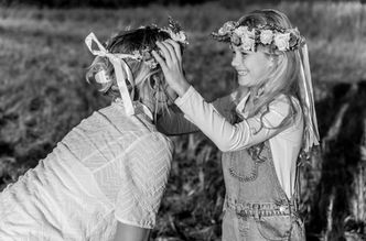 Familienfoto mit Mutter und Tochter auf einem Feld in schwarz /weiß- Tochter setzt der Mama den Blumenkranz auf- authentisches Familienfoto in Fürstenwalde