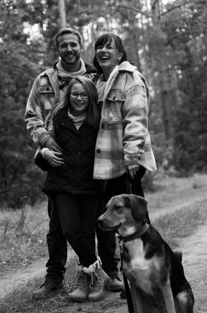 Familie mit Hund in schwarz/weiss