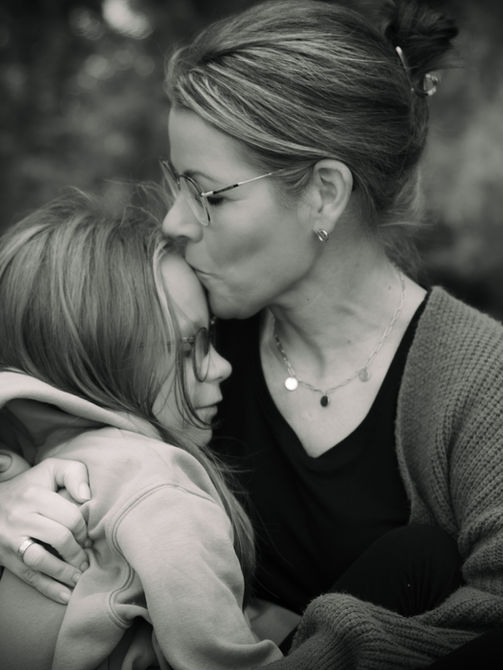 Familienfotografie Fürstenwalde die Mama küsst ihr Kind auf die Stirn