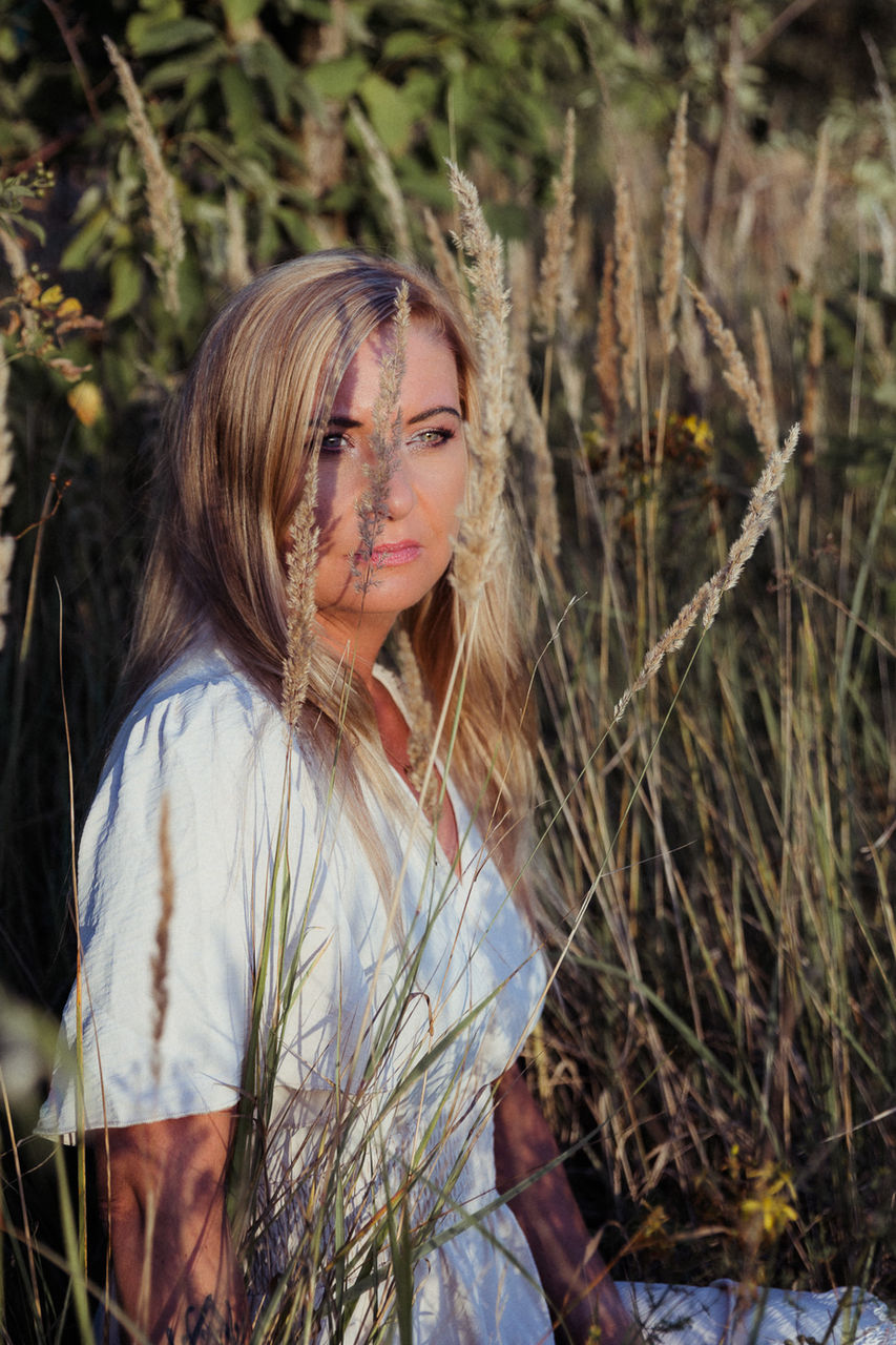 Portraitfoto einer Frau im Feld mit einem Shootingkleid - Peoplefotografie in Fürstenwalde