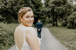 ehrliche Hochzeitsmomente beim First Look in Oranienburg - Hochzeitsfotografin Knipz-Art