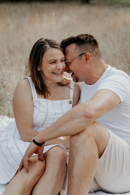 natürliches Paarshooting im Feld in Bad Saarow - Knipz-Art Fotografie