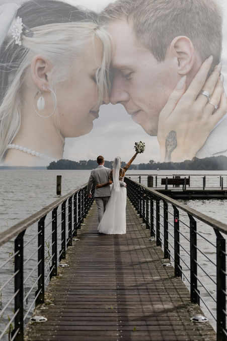 Brautpaar auf dem Steg, authentische Hochzeitsfotografie in Bad Saarow