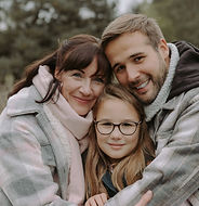 Familie mit Kind beim kuscheln