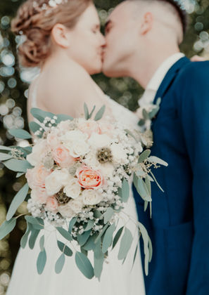 ehrliche Hochzeitsmomente - Brautpaar beim Küssen in Oranienburg