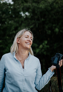 Fotografin in blauer Bluse bei der Arbeit