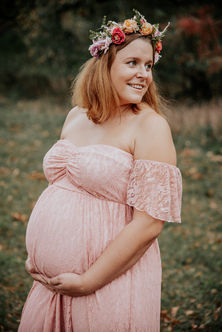 schwanger Frau mit rosa Kleid beim Outdoor Babybauchshooting in Oranienburg durch Knipz-Art fotografiert