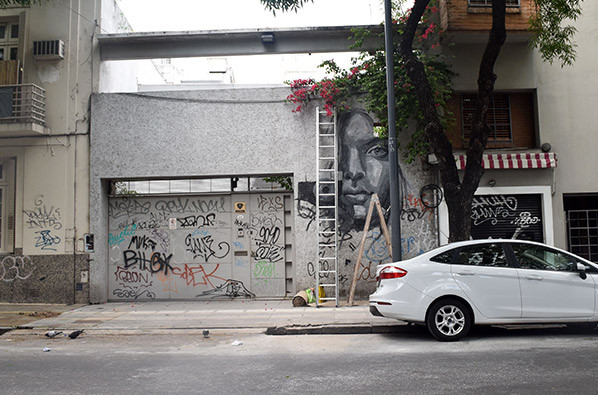 Turista_en_Buenos_Aires_Mural_Street_Art_TEBA